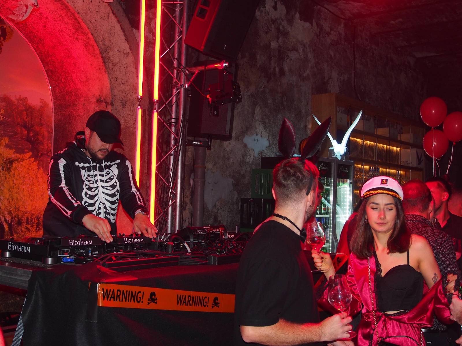 FOTO: Maribor v duhu noči čarovnic preplavile strašljive maske, glasba in nora zabava