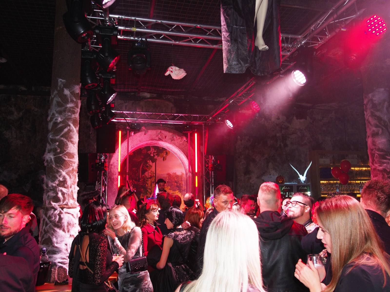 FOTO: Maribor v duhu noči čarovnic preplavile strašljive maske, glasba in nora zabava