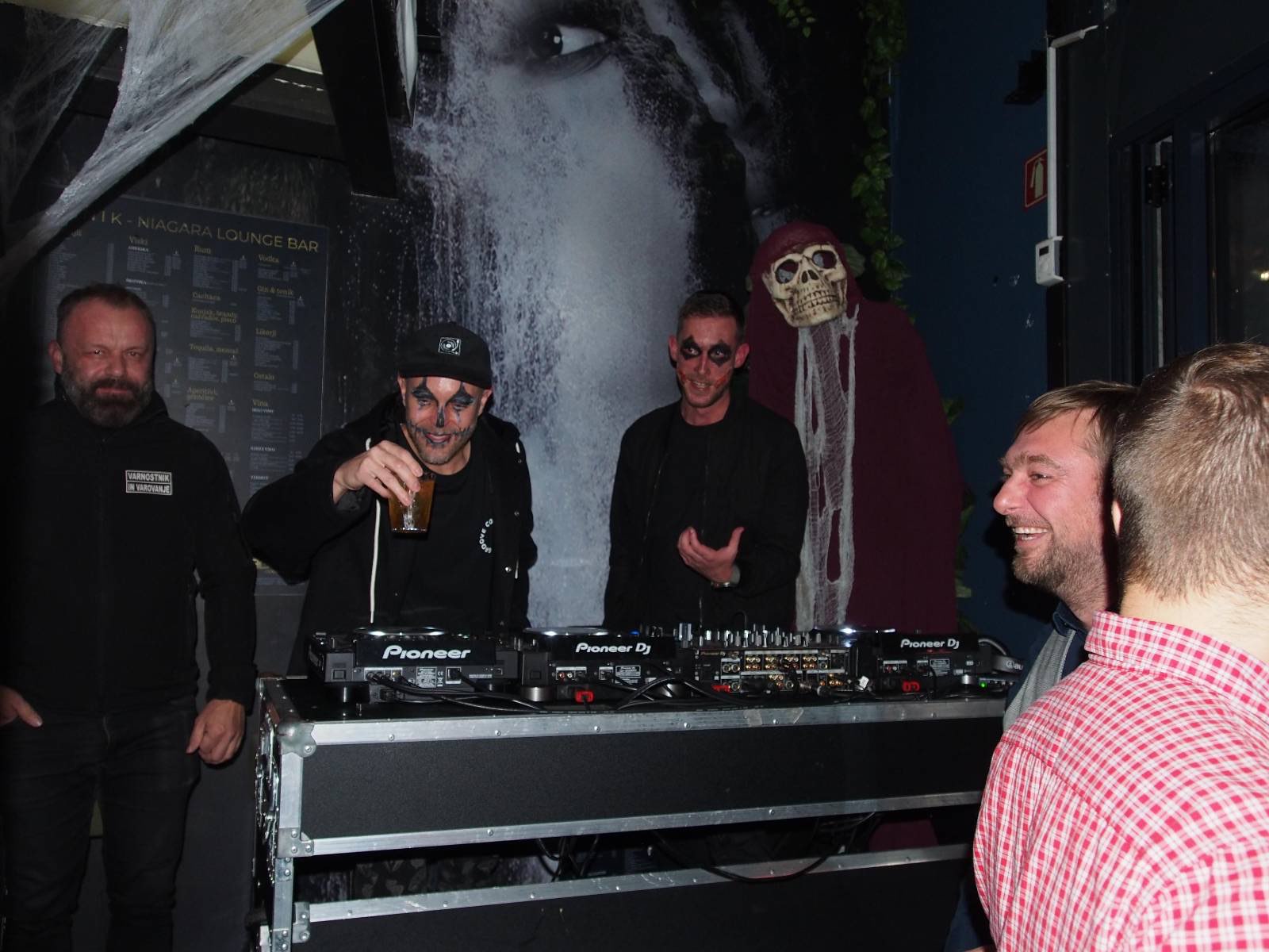 FOTO: Maribor v duhu noči čarovnic preplavile strašljive maske, glasba in nora zabava