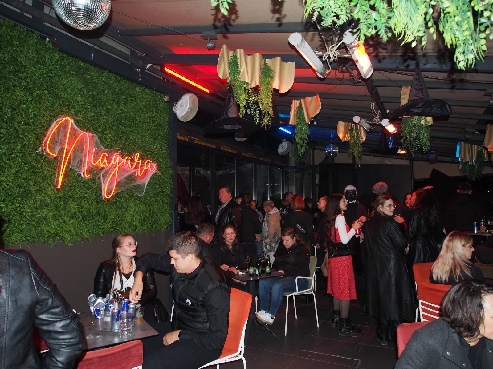 FOTO: Maribor v duhu noči čarovnic preplavile strašljive maske, glasba in nora zabava