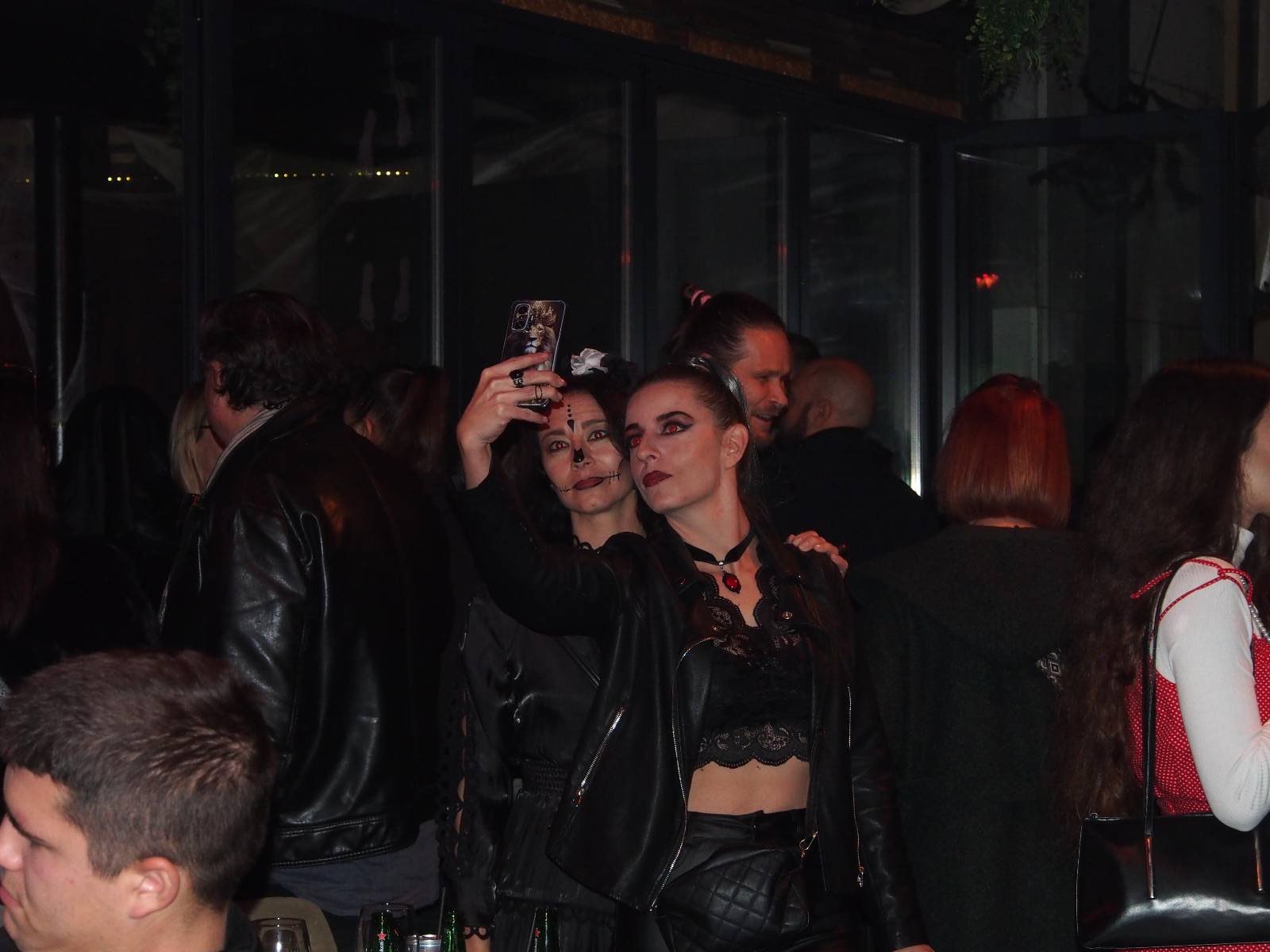 FOTO: Maribor v duhu noči čarovnic preplavile strašljive maske, glasba in nora zabava