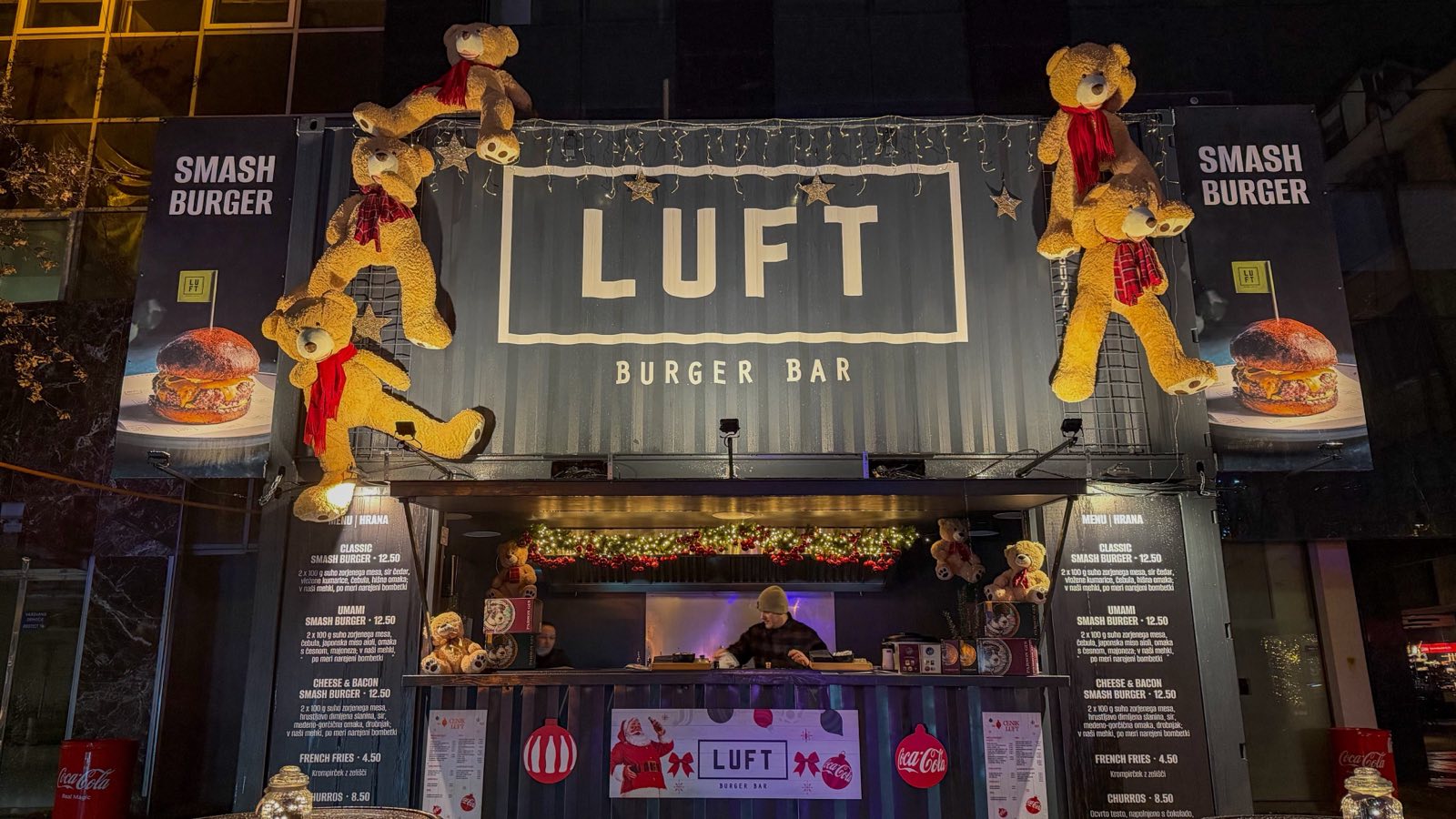 Ste opazili 8-metrsko stojnico na Trgu Leona Štuklja? Kultni LUFT prvič 'na tleh' (in to z vrhunskimi smash burgerji)