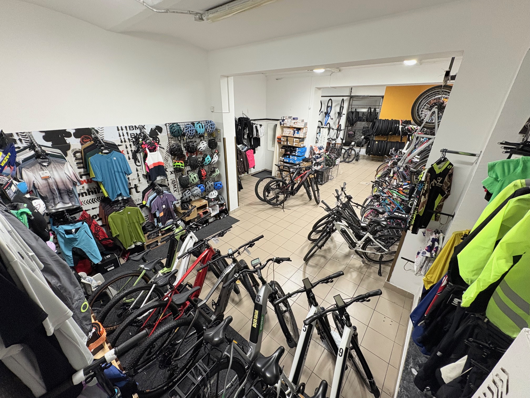 Kdo ne pozna stavbe na začetku Jezdarske ulice? V njej že več kot 20 let uspešno deluje trgovina in servis koles Den Sports!