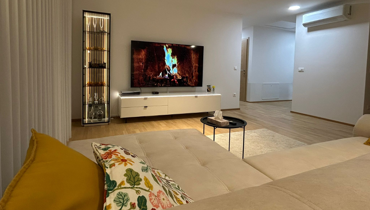 FOTO: Kako je videti montažna hiša, ko se v njej naseli vsakdan?