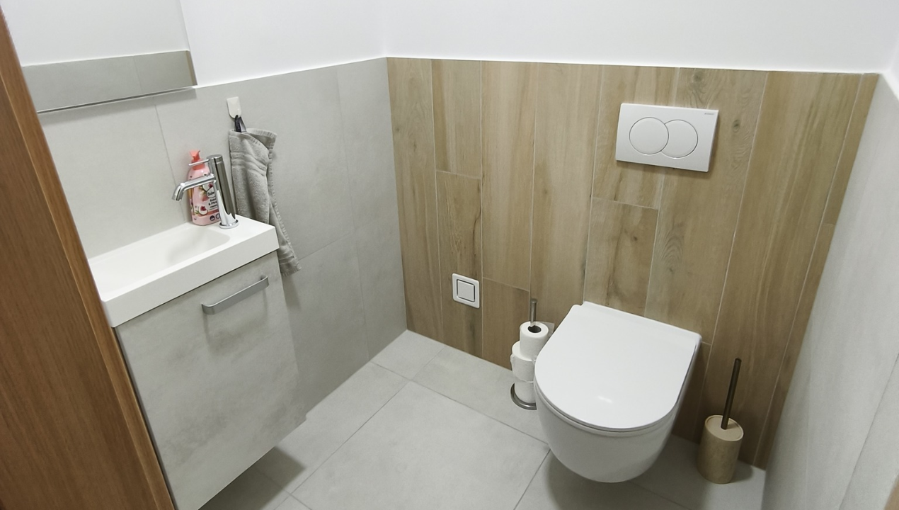 FOTO: Kako je videti montažna hiša, ko se v njej naseli vsakdan?