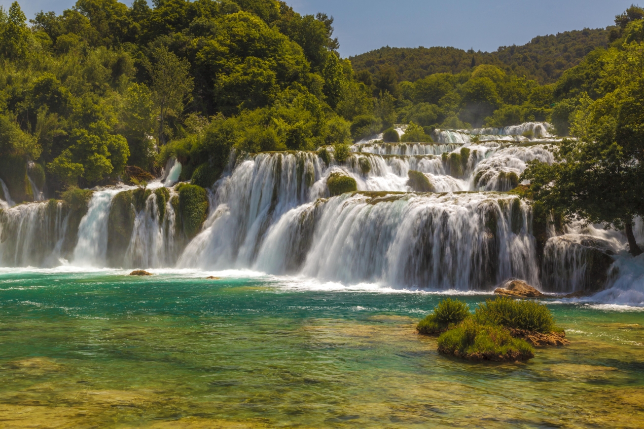 Dragulj Dalmacije, ki ga znajo turisti spregledati, ima slapove in otoke dobesedno pred vrati