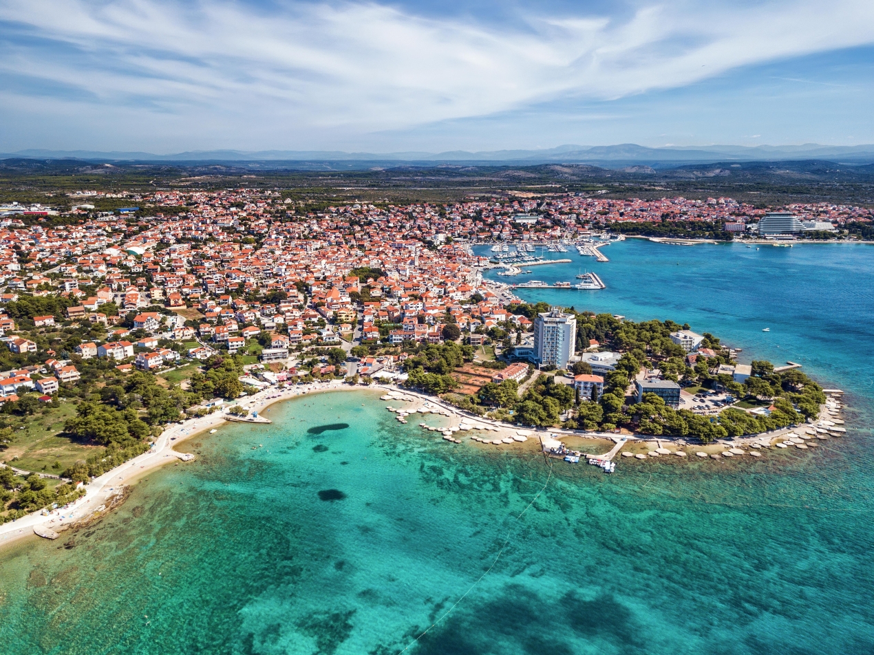 Dragulj Dalmacije, ki ga znajo turisti spregledati, ima slapove in otoke dobesedno pred vrati