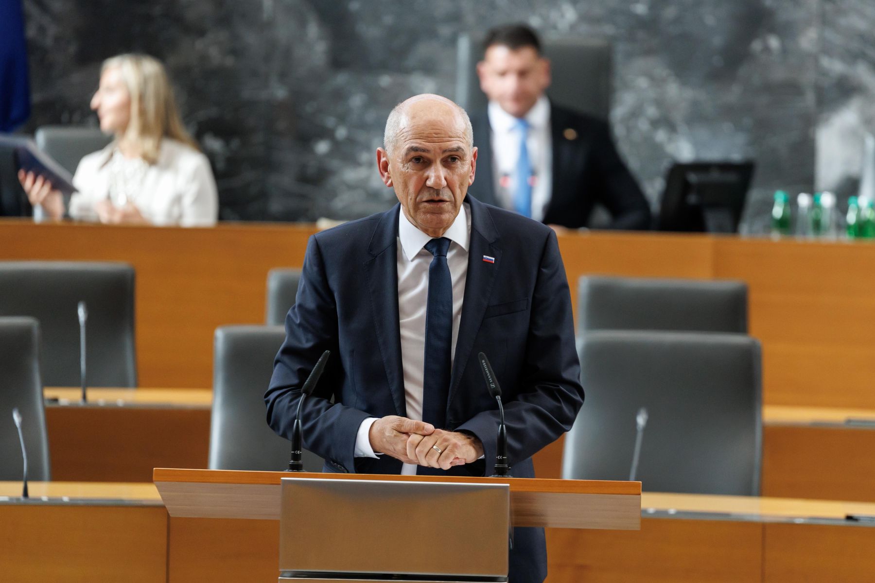 Zakaj seznam ministrov še ni vložen v DZ?