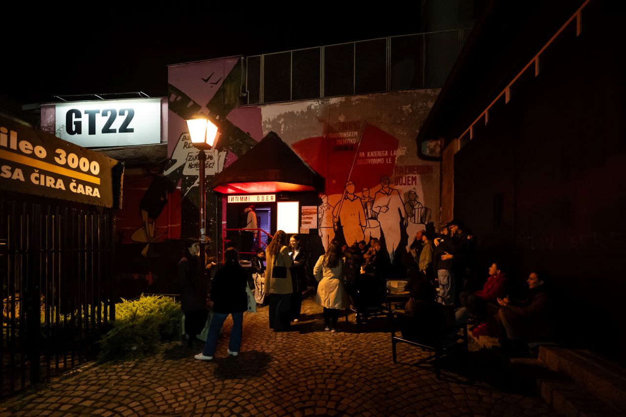 Kaj se obeta na Intimnem odru? Moment napovedal dve premieri in vrnitev Prestopov