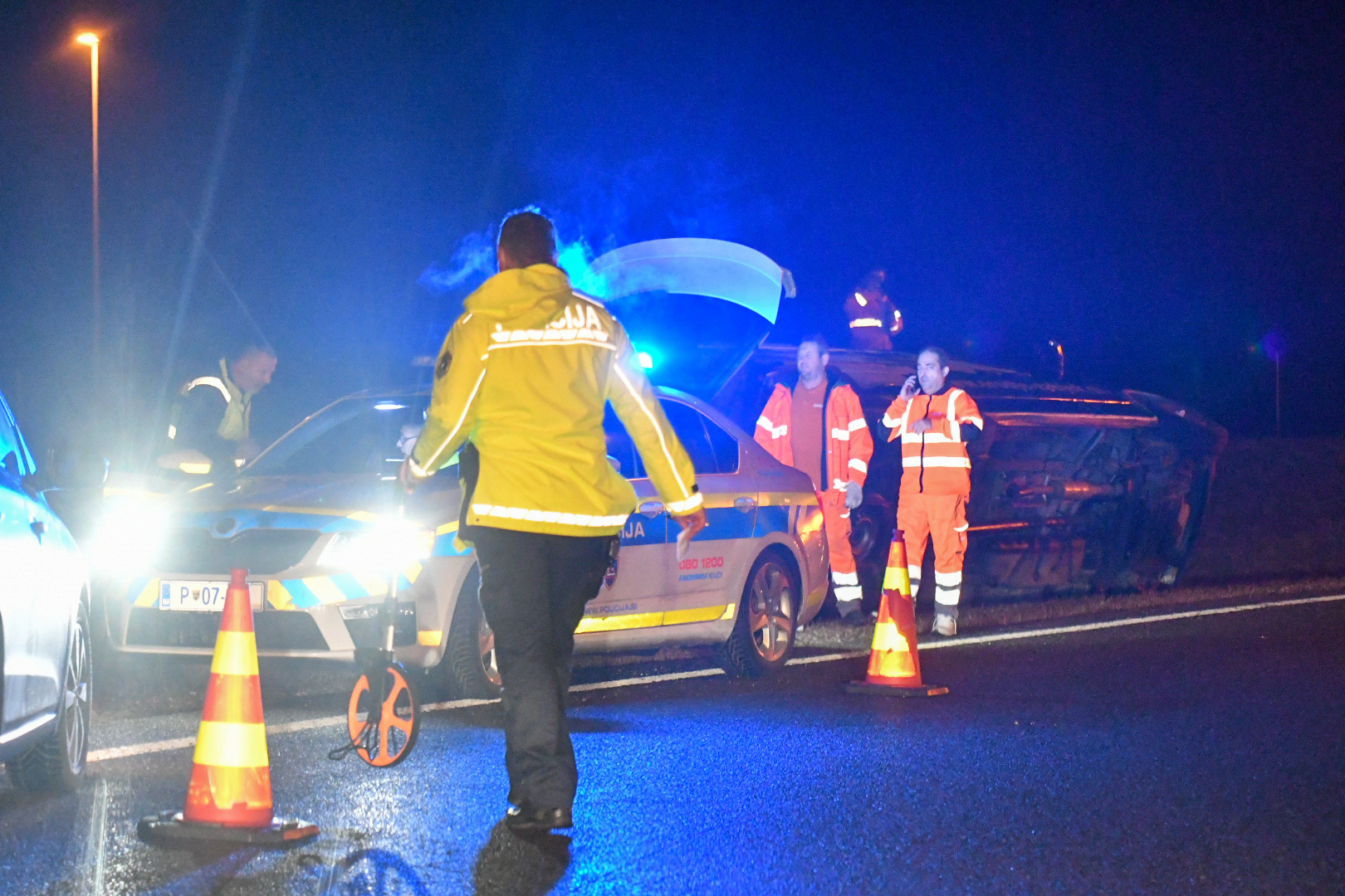 27-letnik vinjen zapeljal v jarek, 18-letna sopotnica žalila in grozila policistom