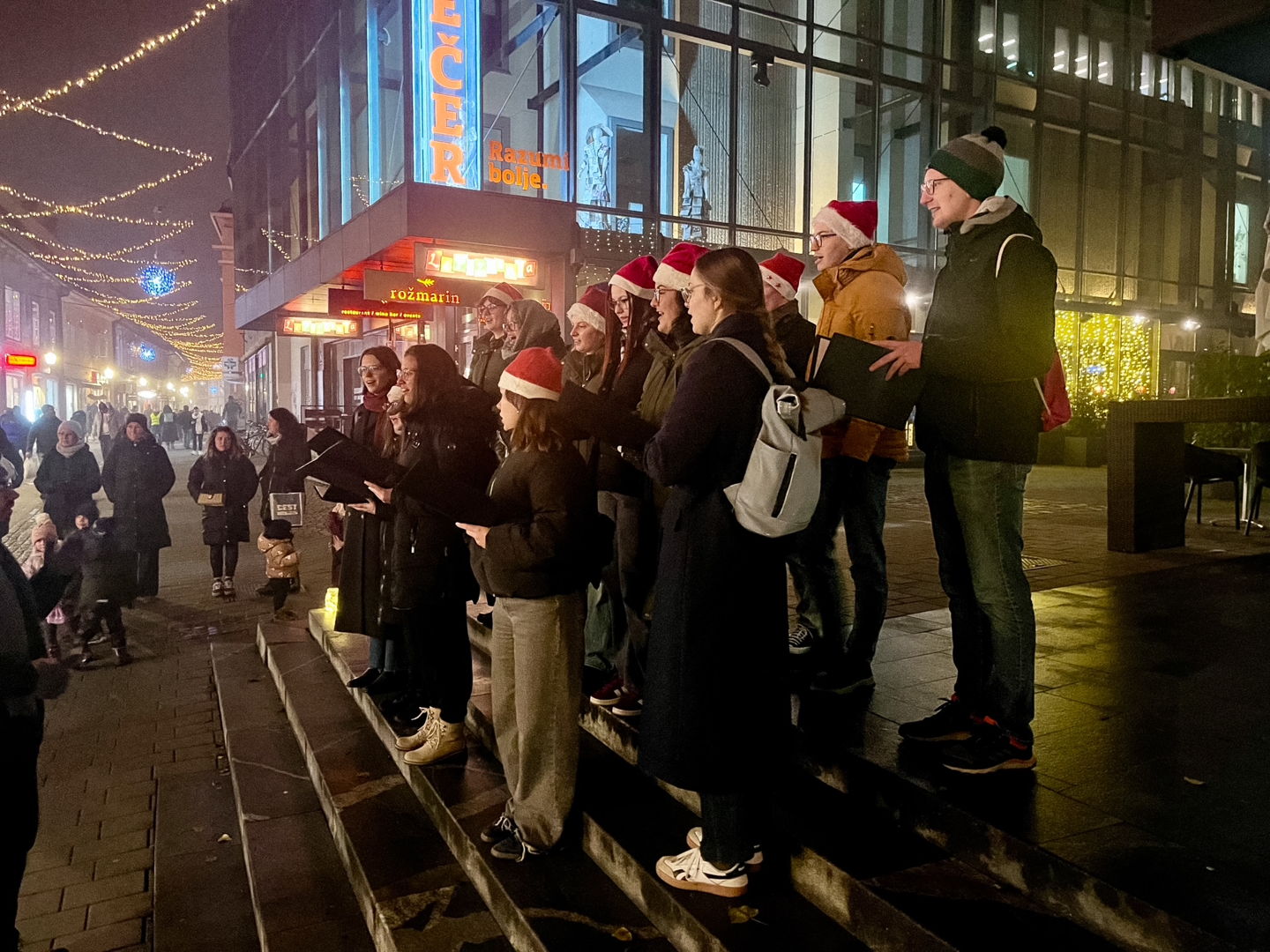 FOTO in VIDEO: Pevski zbori na ulicah Maribora dodatno začinili praznično vzdušje v mestu
