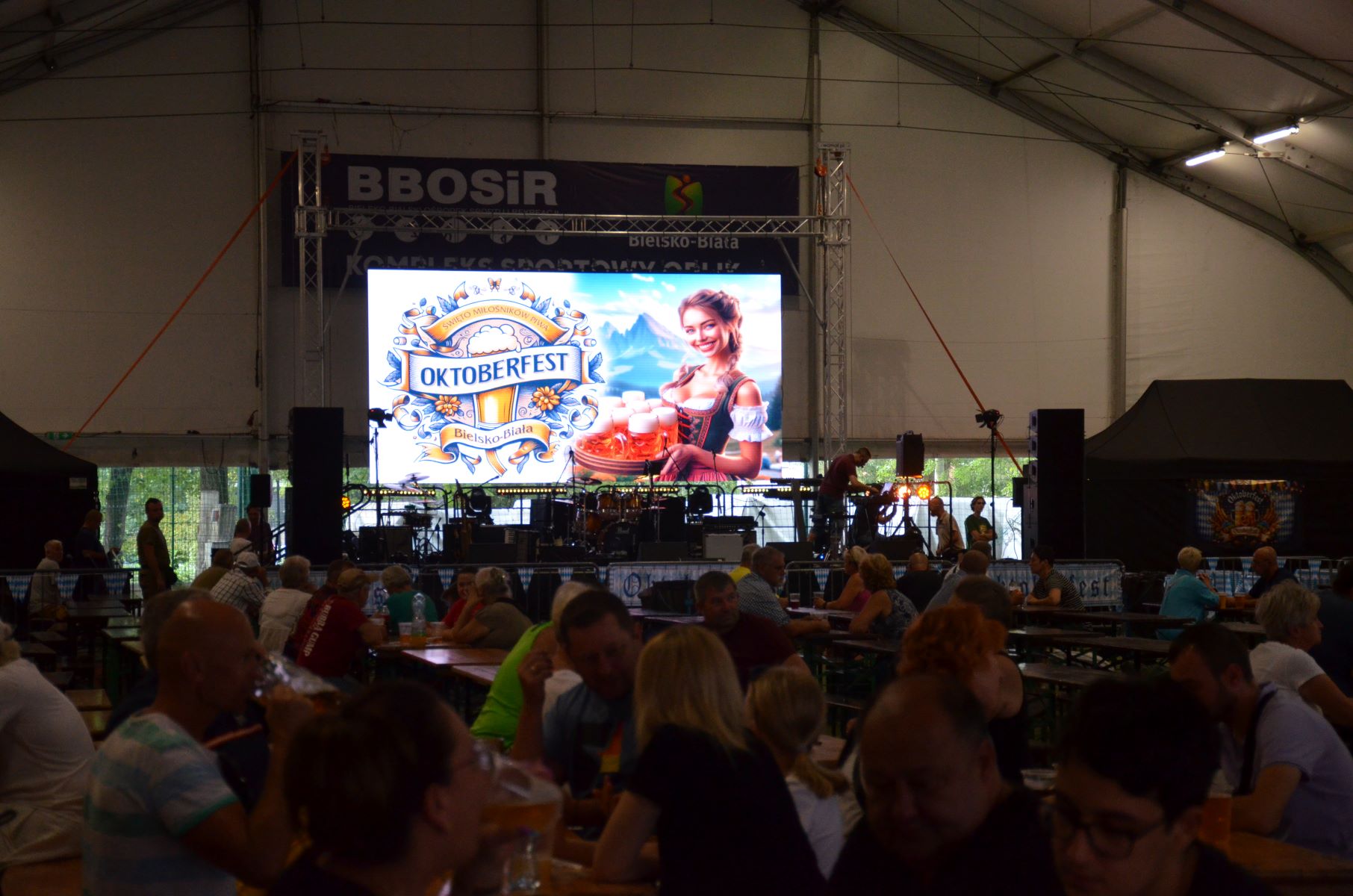 Več kot 15 € za liter piva: Cene na Oktoberfestu burijo duhove