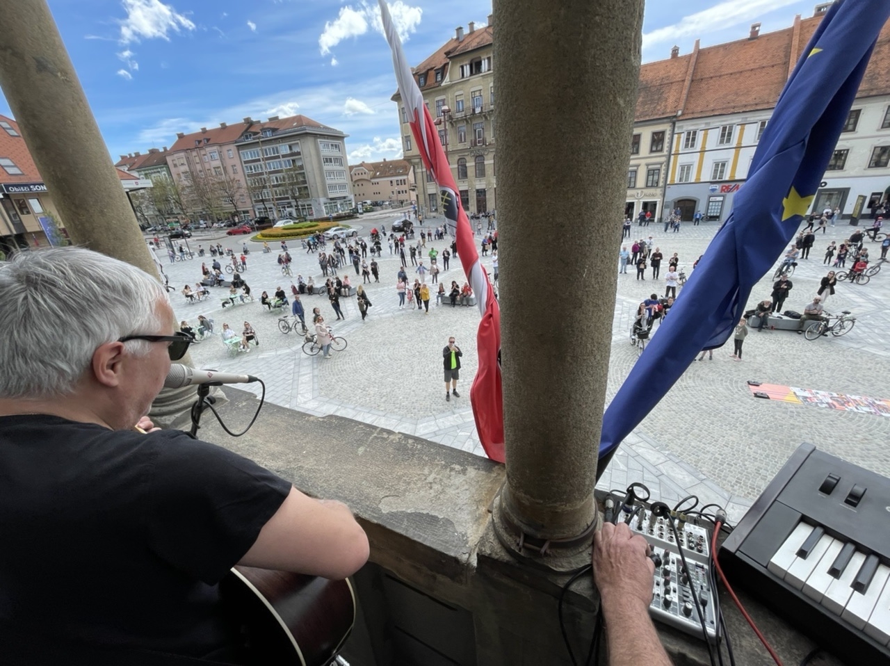 FOTO in VIDEO: Mariborski glasbeniki z balkonov pozivajo: Čas je za kulturo v živo