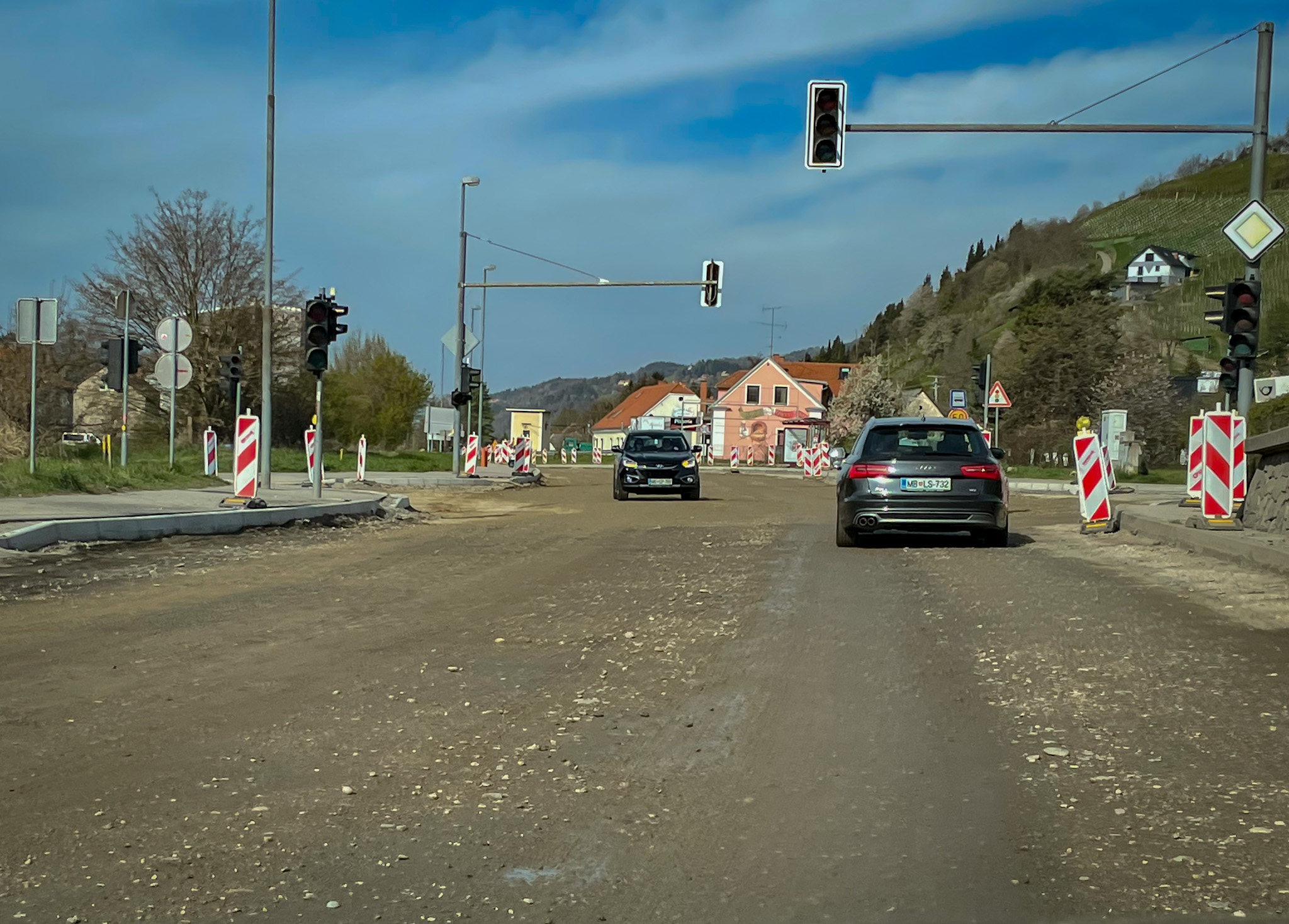 Vozniki pozor, popolna zapora pri Kamnici in možnost zastojev na odseku Koroški most – Ruta