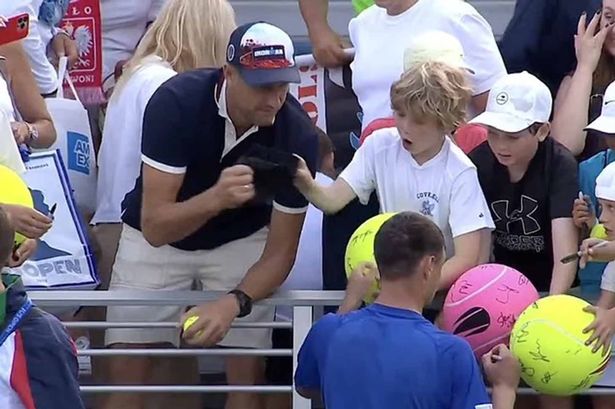 (VIDEO) Nevidena nesramnost: Milijonar pred kamerami otroku ukradel kapo, zdaj še grozi