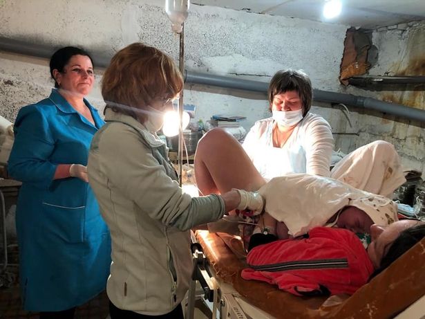FOTO: Ukrajinka v zaklonišču rodila deklico, malo Mio označili za žarek upanja