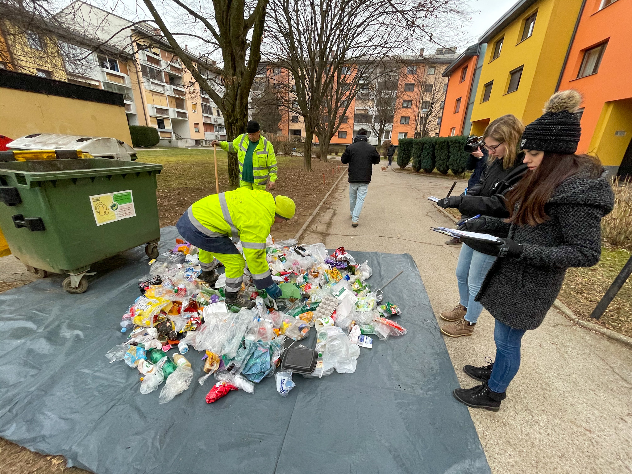 V zabojnikih za odpadno embalažo našli ostanke mesa, plastiko, celo zapakirno hrano za živali