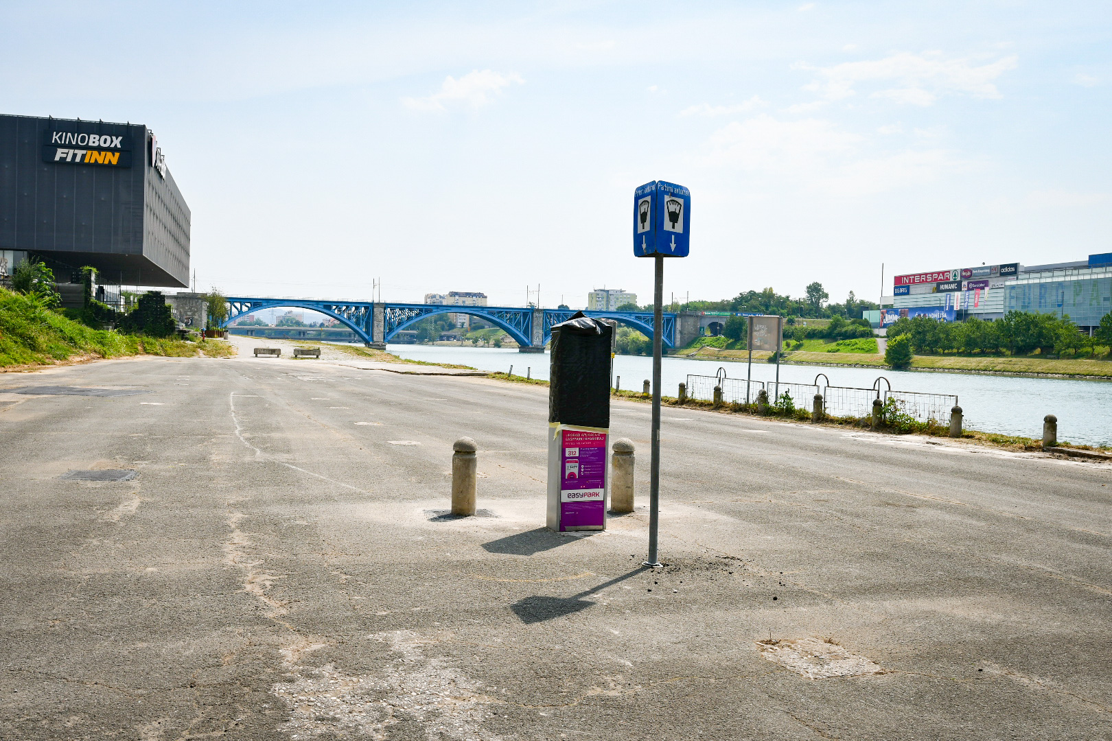 FOTO: Mariborska občina širi belo cono, pod Titovim mostom novo parkirišče