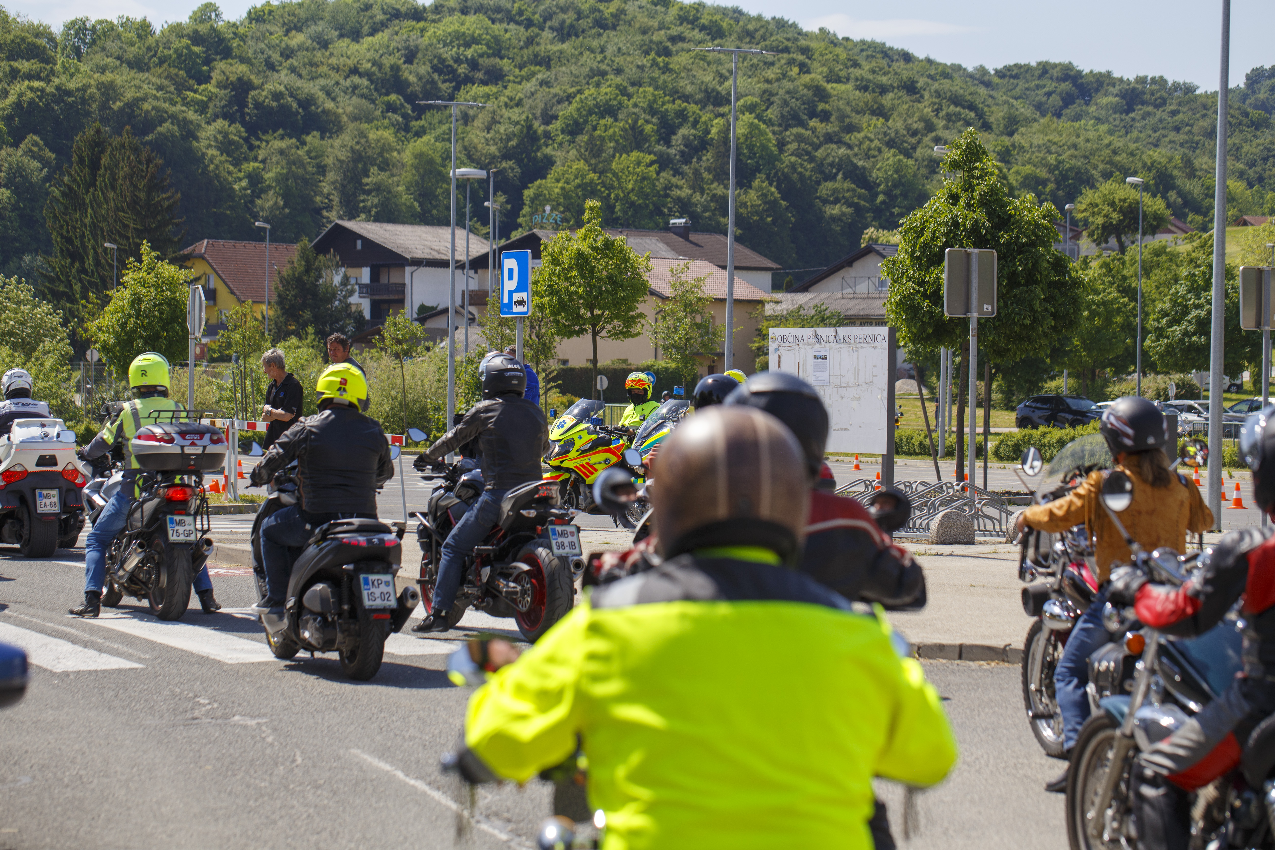 Motoristi z vseh koncev Slovenije zavzeli Pernico