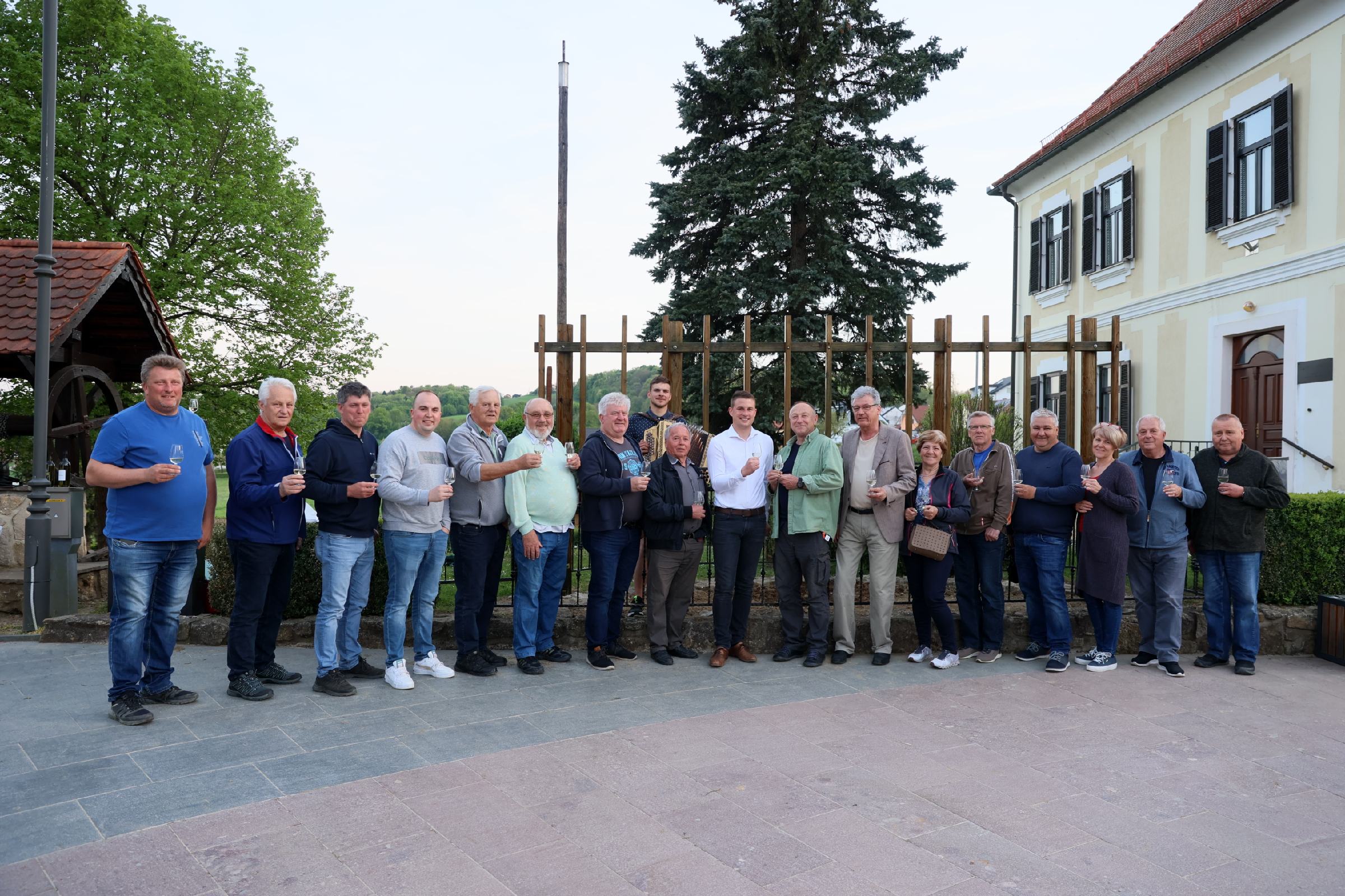 Z mladimi vinarji vinogradniško društvo v Jurovskem Dolu piše novo zgodbo