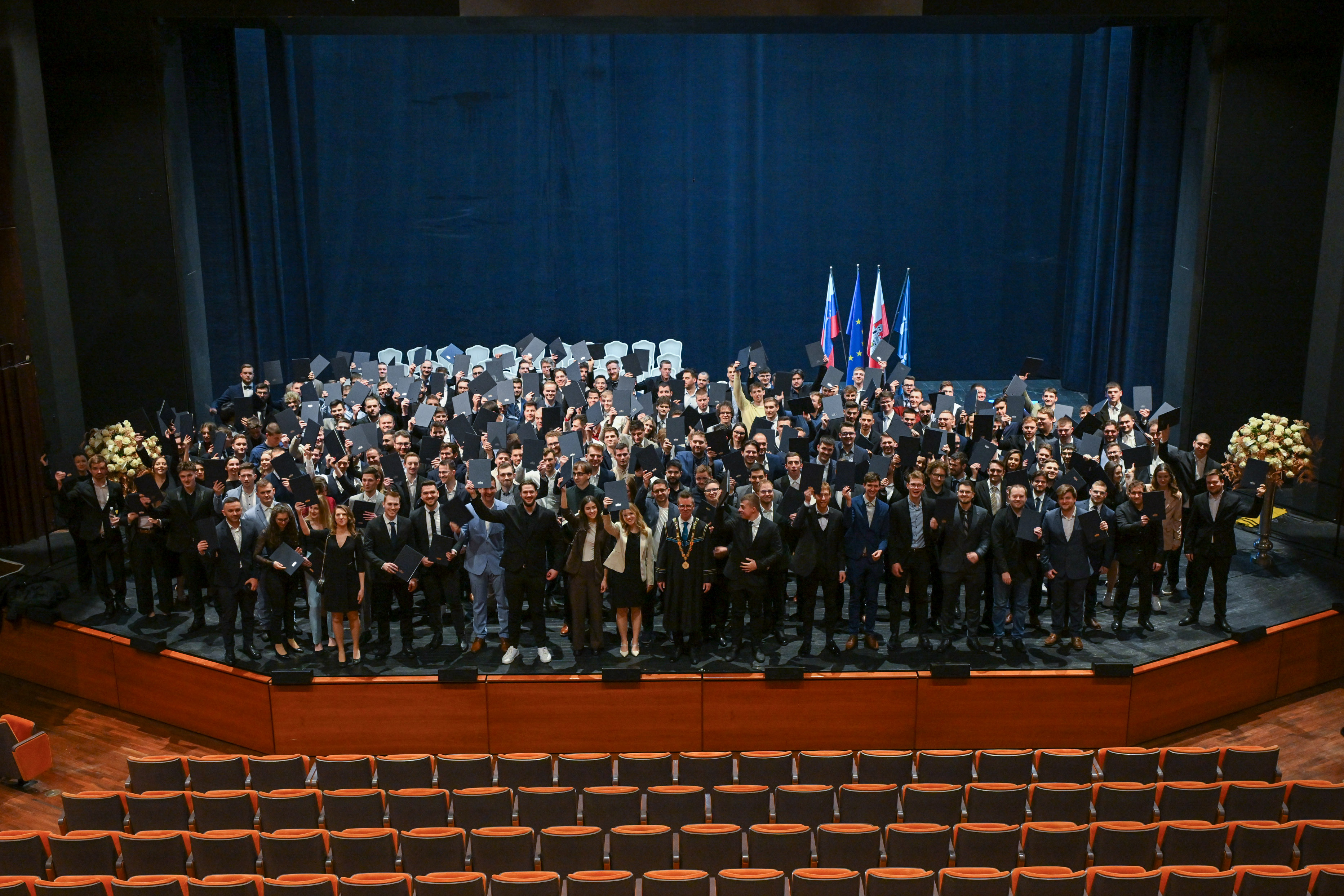 Inženirska prihodnost dobila novo generacijo: V Mariboru slavnostna podelitev diplom