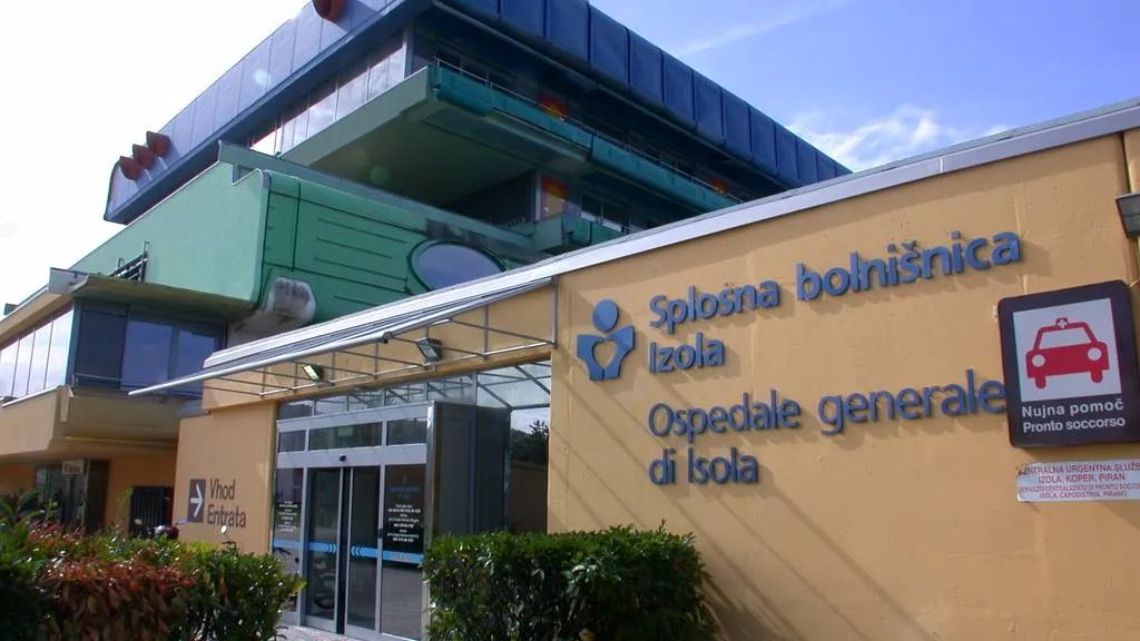 Grozljiv klic policiji: Moški dejal, da je v bolnišnici ustrelil doktorja in medicinsko sestro