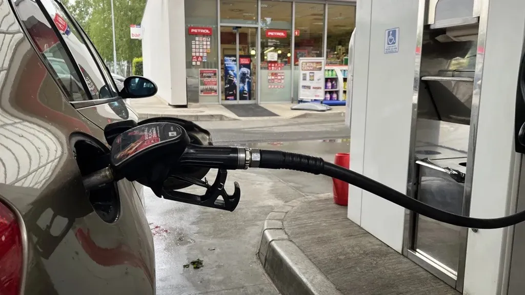 Zadnja letošnja podražitev: Takšne so nove cene dizla ter bencina