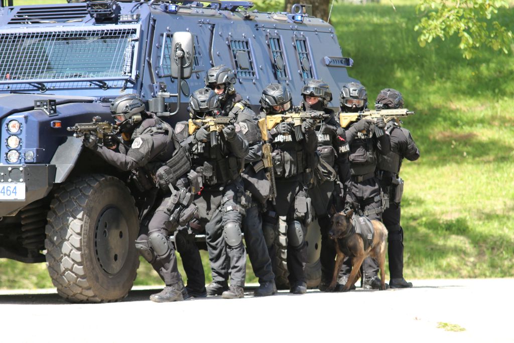 Večurna intervencija specialne enote policije: Otrok rešen, osumljenec huje poškodovan