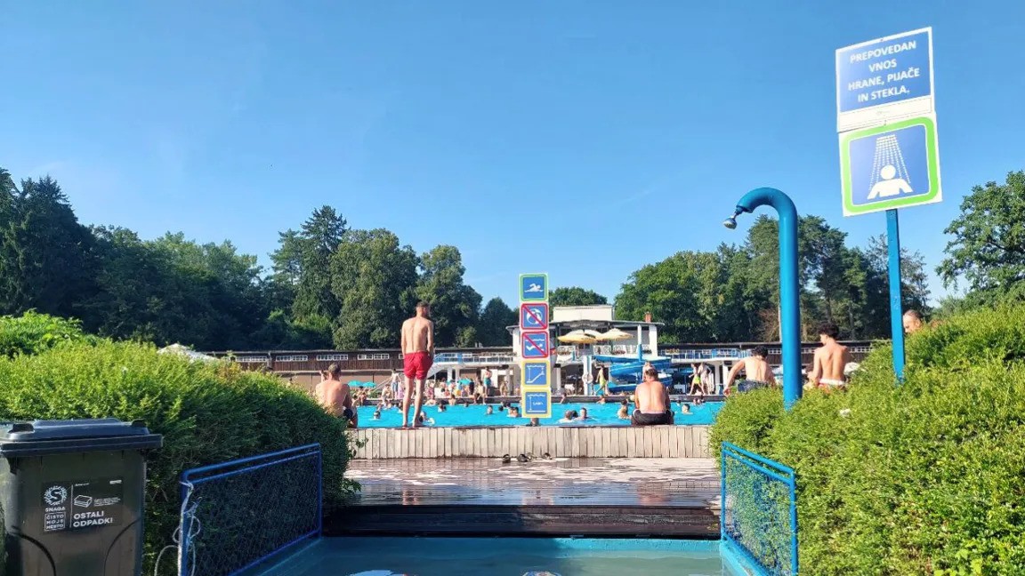 Drama na Mariborskem otoku: Ženski v burkiniju naj bi dejali, da mora bazen zapustiti