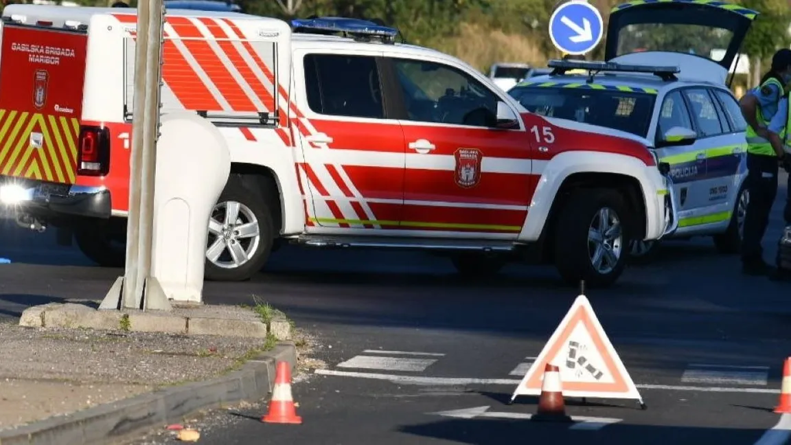 Tragedija na slovenskih cestah: V blagem ovinku zapeljal na nasproten pas in trčil v poslopje