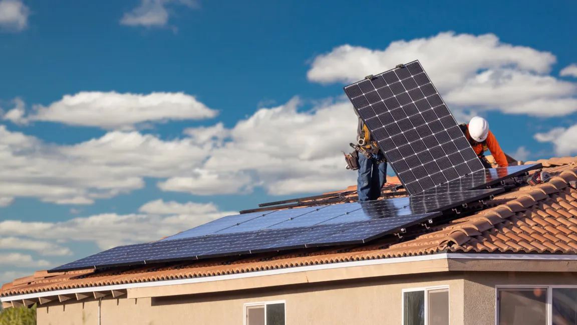 Vlada v spodbujanje sončne energije: Sončne elektrarne na teh objektih bi bile obvezne