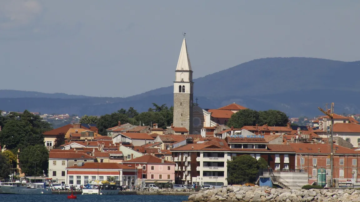 66-letnica v Izoli zapeljala v morje, v avtu je bil tudi 4-letni otrok: Za njima je takoj skočil ...