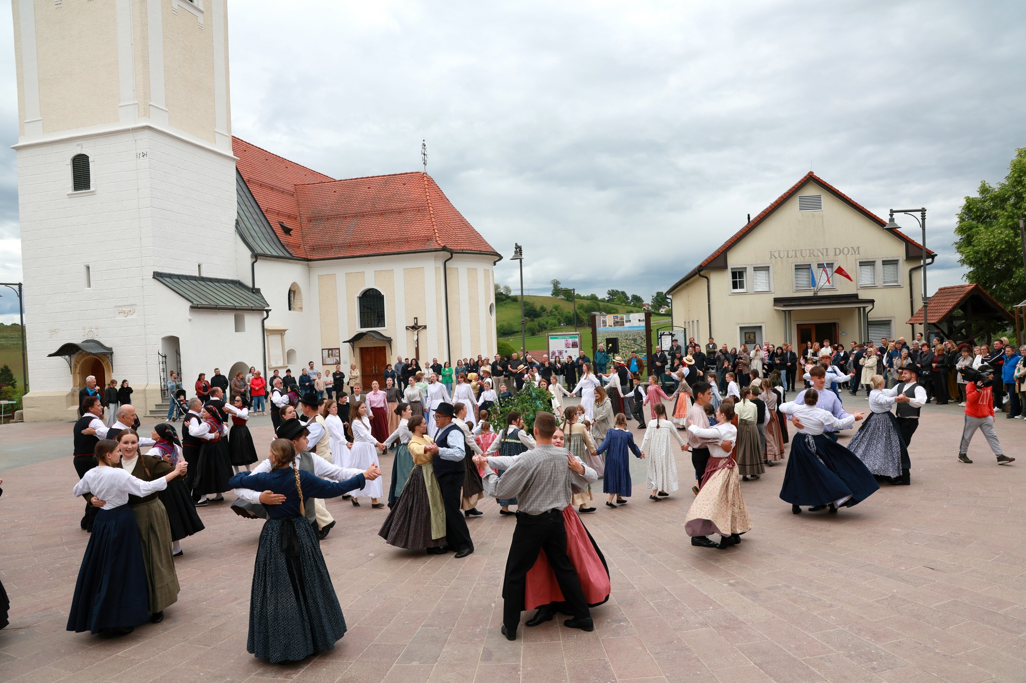 Jurovski Dol v znamenju folklore: Skupni ples na enem najlepših trgov navdušil obiskovalce