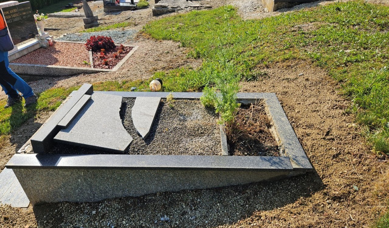 FOTO: Odkrite strehe na Sveti Ani, padli nagrobni spomeniki v Jurovskem Dolu in drevo na avtu v Benediktu