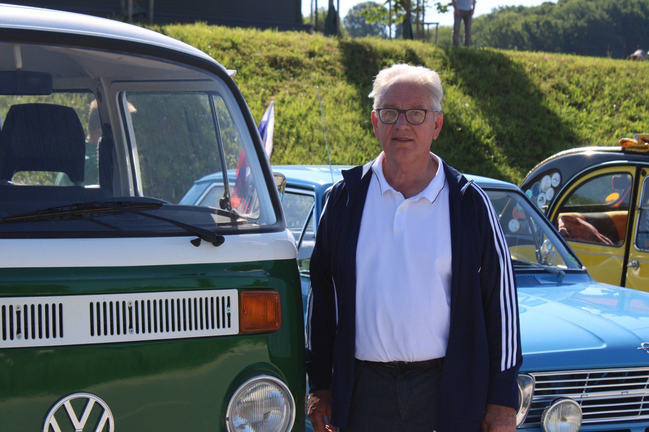 Našel ga je pod hruško v Halozah, danes pa z njim navdušuje na cestah: Zdravko Eder obudil kultni VW T2