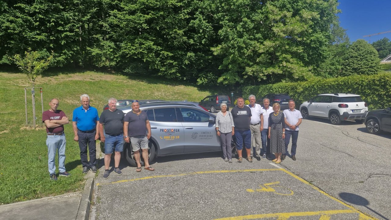 V Svetem Juriju v Slovenskih goricah starejše že vozijo z električnim avtomobilom