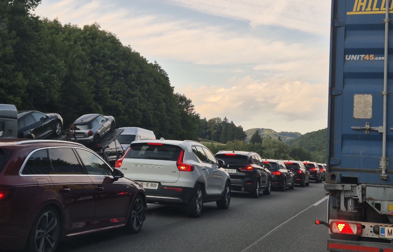 Kolona na avtocesti, pa nikjer nesreče ali del? Prometni strokovnjak pojasnjuje vzroke »fantomskih zastojev« (VIDEO)