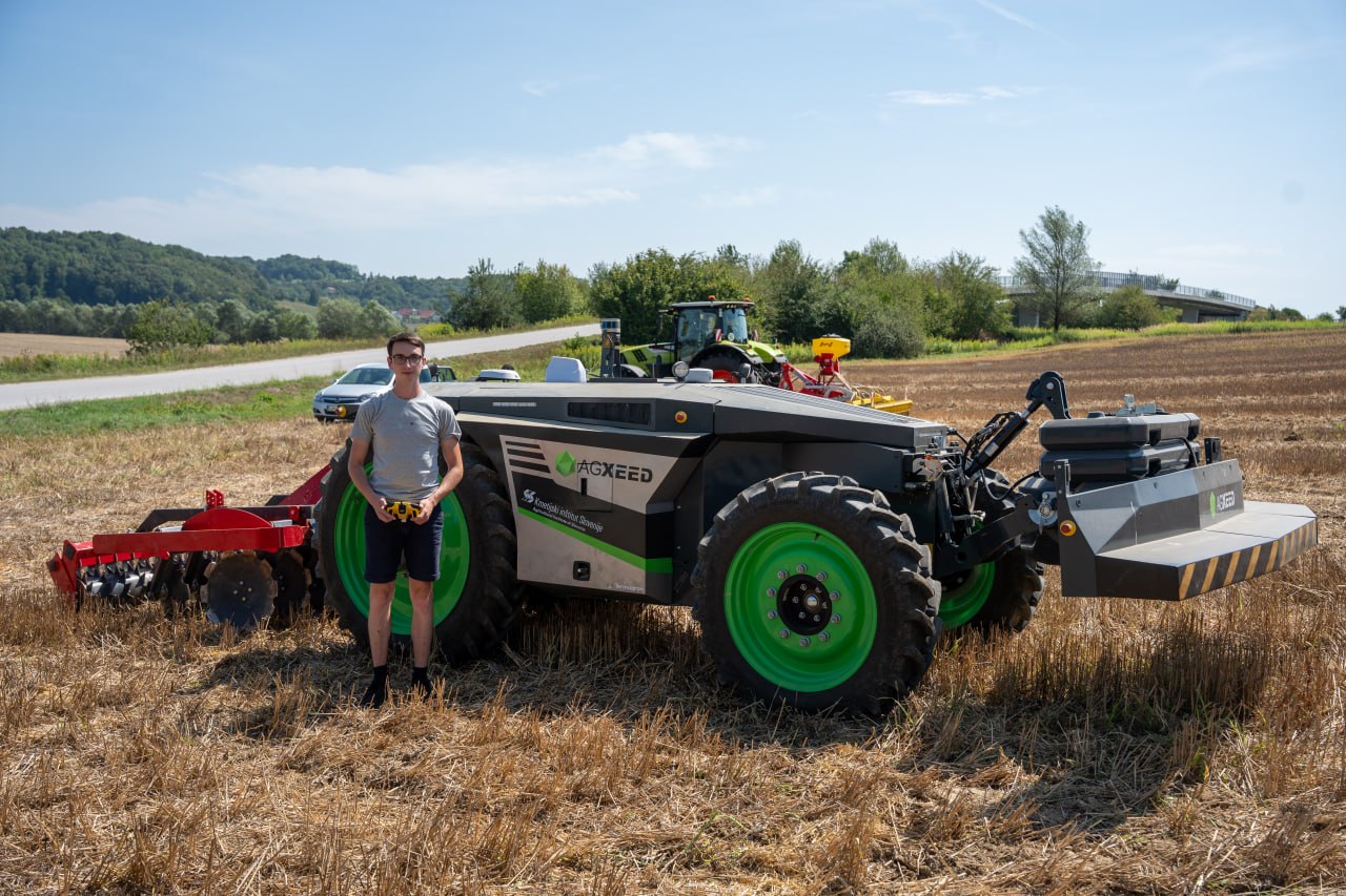 Traktor, ki dela sam: V Slovenskih goricah pokazali kmetijsko tehnologijo prihodnosti (FOTO in VIDEO)