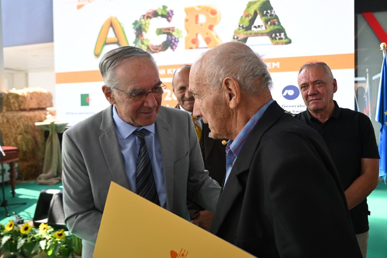 Pri skoraj 96 letih najstarejši čebelar v Pomurju ganil obiskovalce Agre