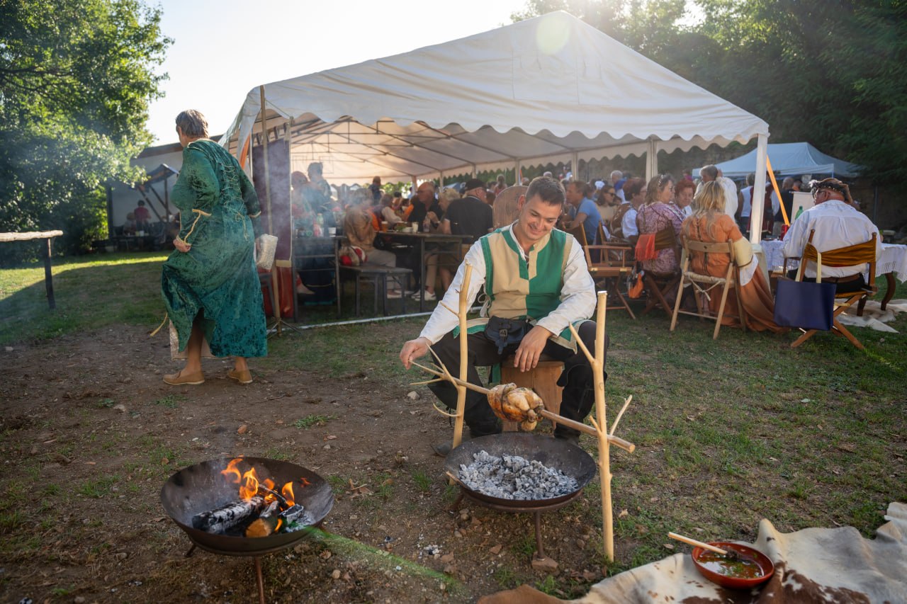 FOTO in VIDEO: Na Vurberku za en dan oživel srednji vek, med gosti tudi ministrica