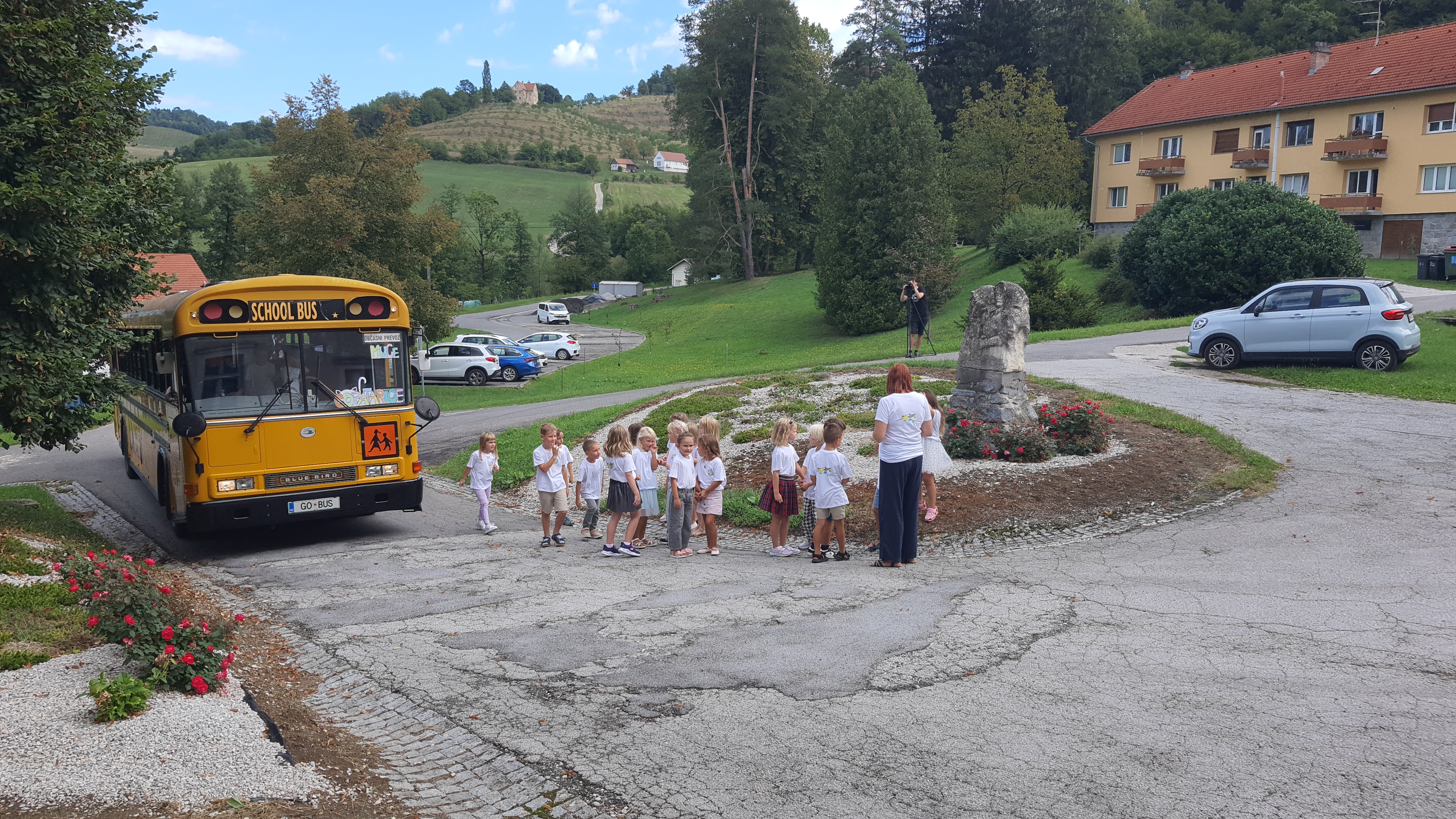 Kungoški prvošolčki začeli šolsko pot s prav posebnim sprejemom: "Party bus" jih je odpeljal ...