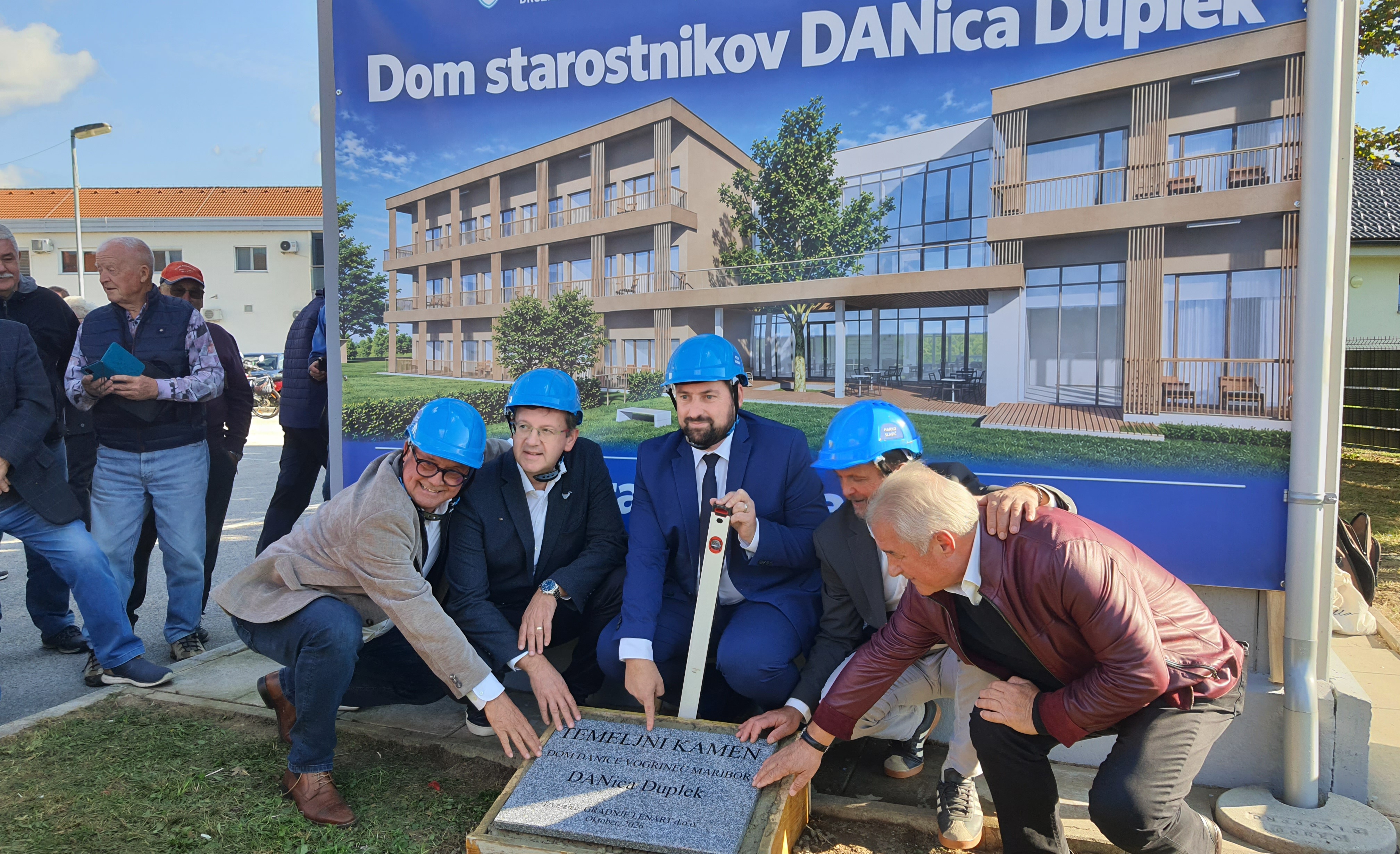 FOTO: Po letih čakanja se začenja gradnja doma za starejše v Dupleku
