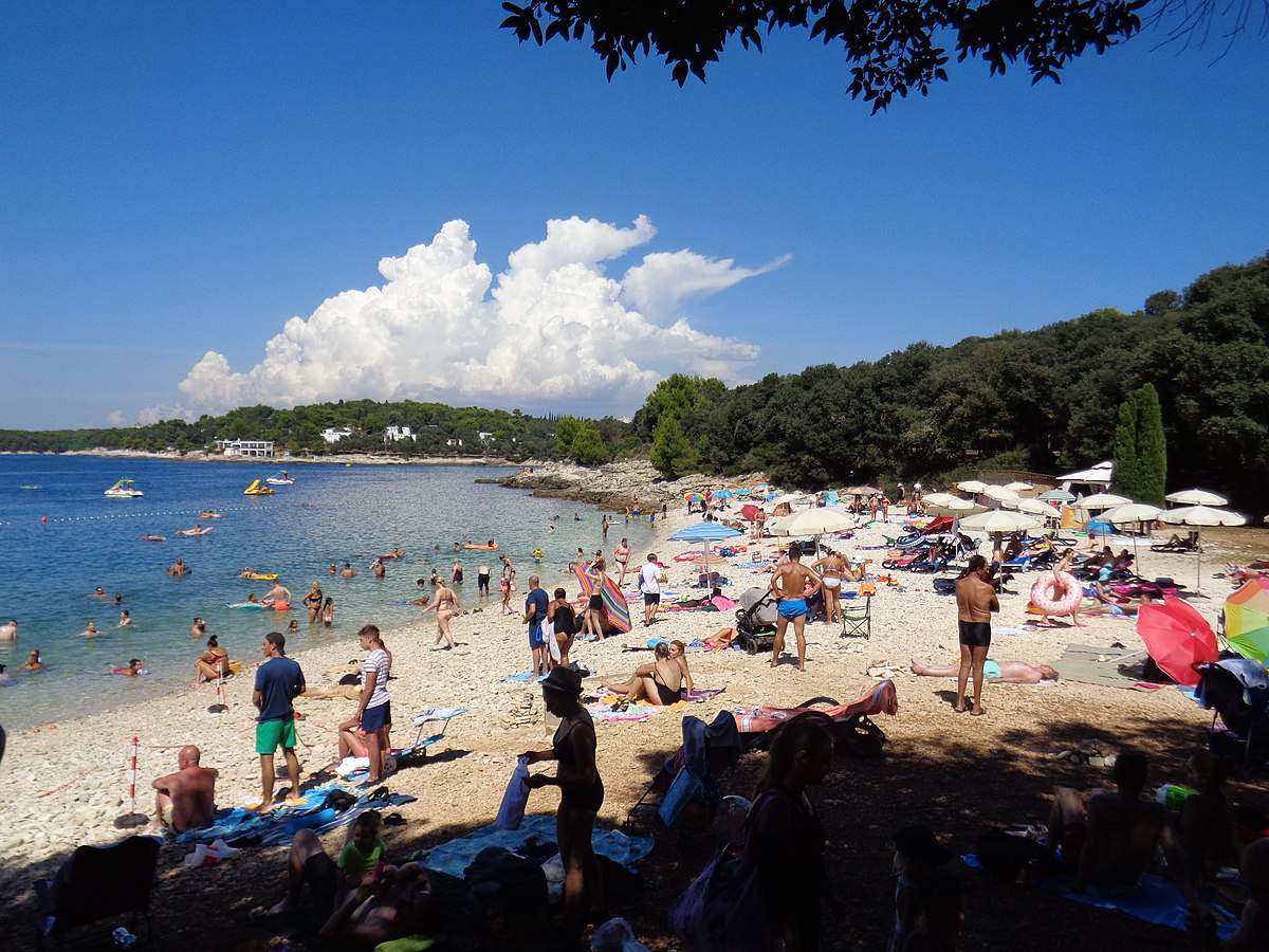 67-letnik v Istri na plaži snemal otroke: Kamero med drugim skril v svinčnik
