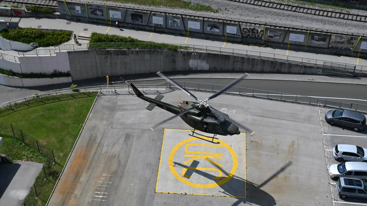 Deset let praznih obljub: Zakaj helikopterji v UKC Maribor še vedno pristajajo na parkirišču?