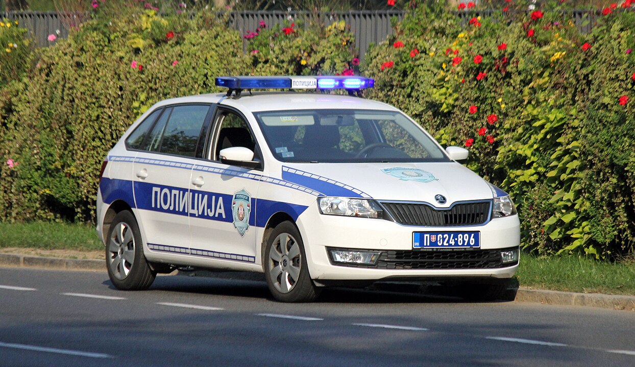 Družinska tragedija v Srbiji: Poskus reševanja iz greznice se je končal s petimi smrtnimi žrtvami