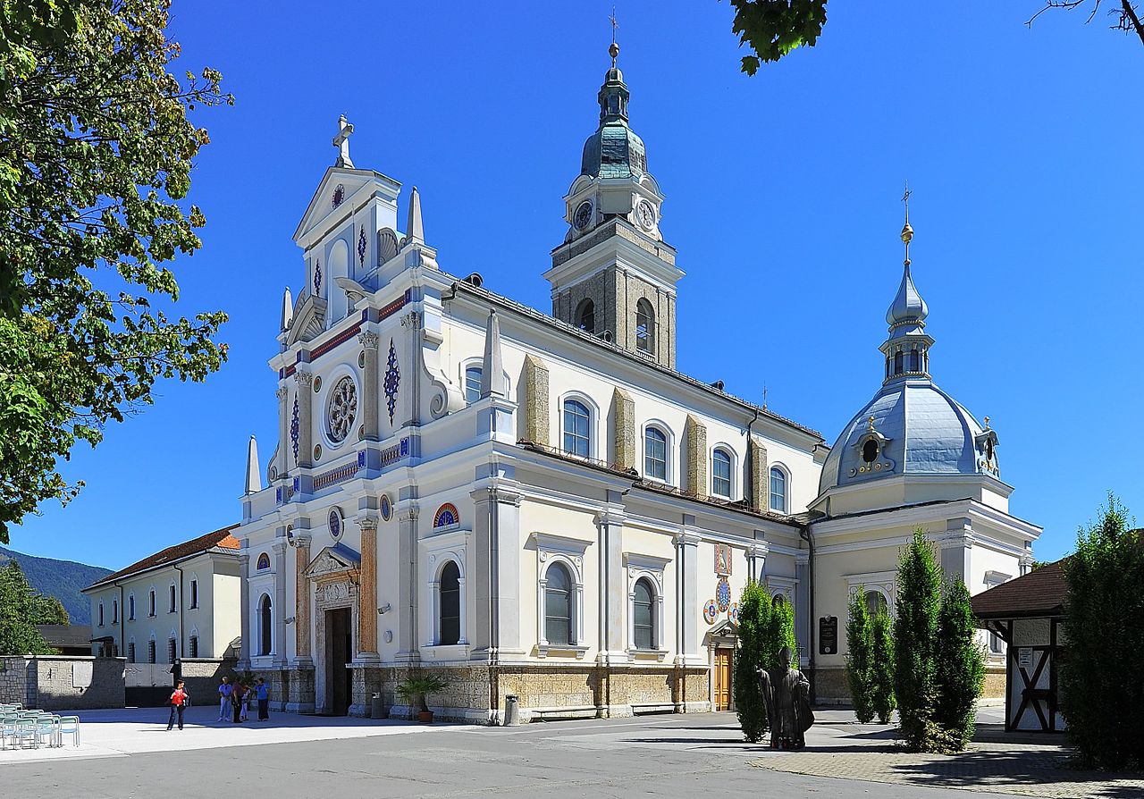 Neuradno: Med tarčami napadalca tudi cerkev na Brezjah in sošolci iz osnovne šole