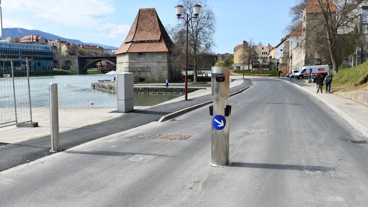 Občan opozoril na zastoje v mestu, mariborska občina odgovorila: Lenta za promet ne bomo odpirali