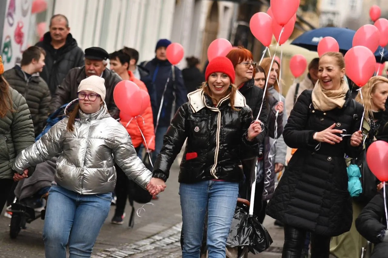 Ta konec tedna bodo ulice Maribora znova preplavili rdeči baloni