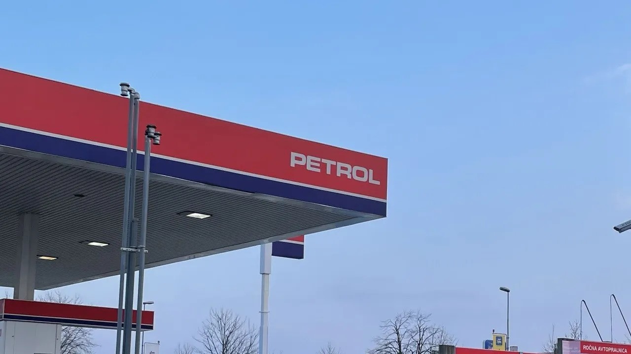 Na Petrolu s palicami pretepli 34-letnika, poškodovana tudi zaposlena