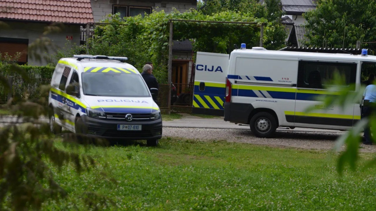 Policisti v romskem naselju odkrili odtujen sef, mobilne telefone, zlatnino,...